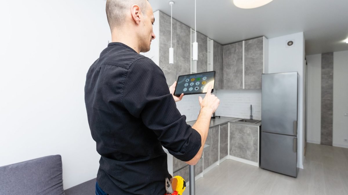Guía para maximizar el ROI de tu cocina y baño con contratos de remodelación inteligente