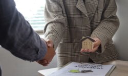 Contratos con hitos y validación ALTUM: blindaje estratégico para remodelar sin riesgos