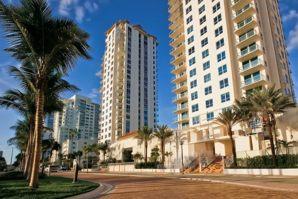 Edificios residenciales de gran altura rodeados de palmeras en una zona urbana de Florida
