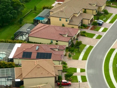 Vista aérea de una comunidad residencial de Florida con casas unifamiliares, piscinas, jardines y calles internas