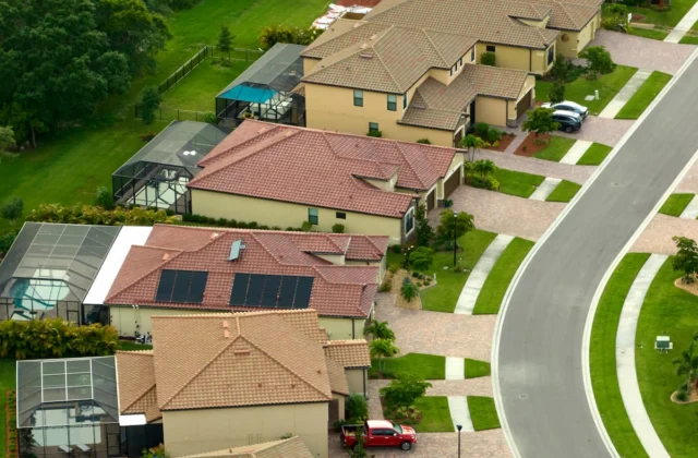 Vista aérea de una comunidad residencial de Florida con casas unifamiliares, piscinas, jardines y calles internas