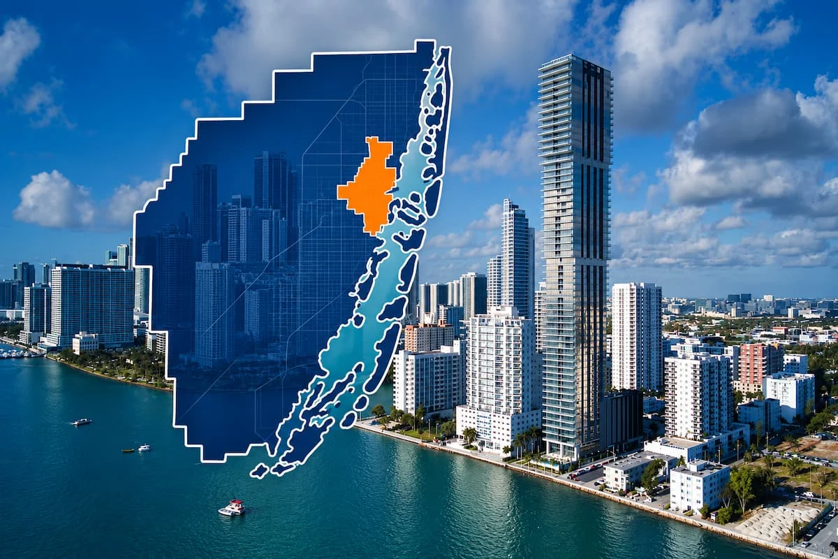 Vista aérea del horizonte urbano de Miami con un mapa estilizado de Miami-Dade superpuesto y Miami city resaltada en color naranja.