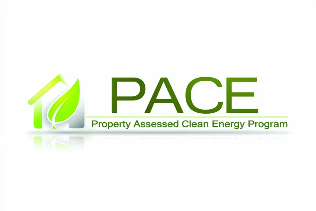 Logotipo del programa PACE con una casa y una hoja verde junto al texto “Property Assessed Clean Energy Program”.